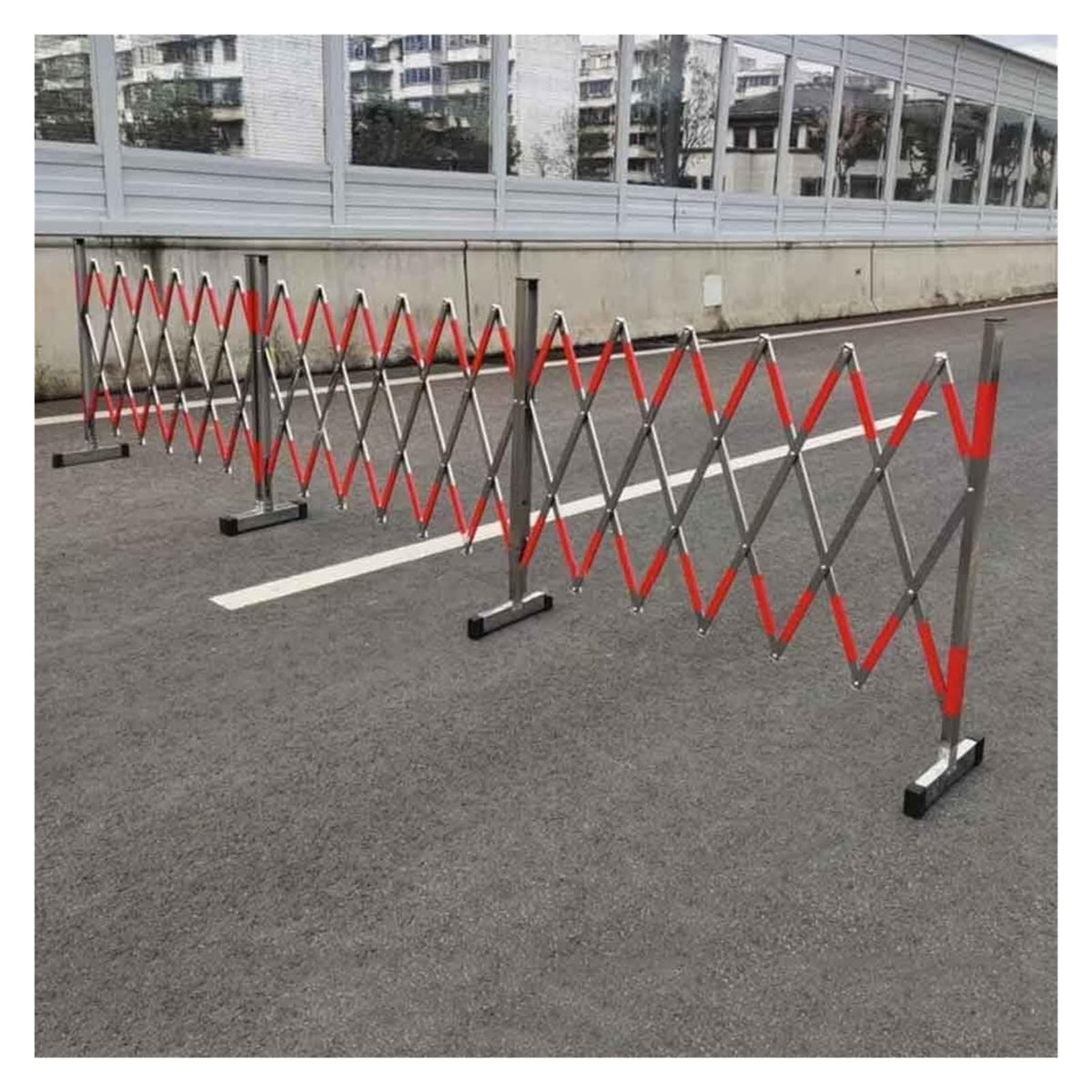 Teles Expandable Metal Barricade, Portable Traffic Control Barrier, Roadblock & Construction Fencing, 1.5 x 2 m Safety Solution for Events & Security