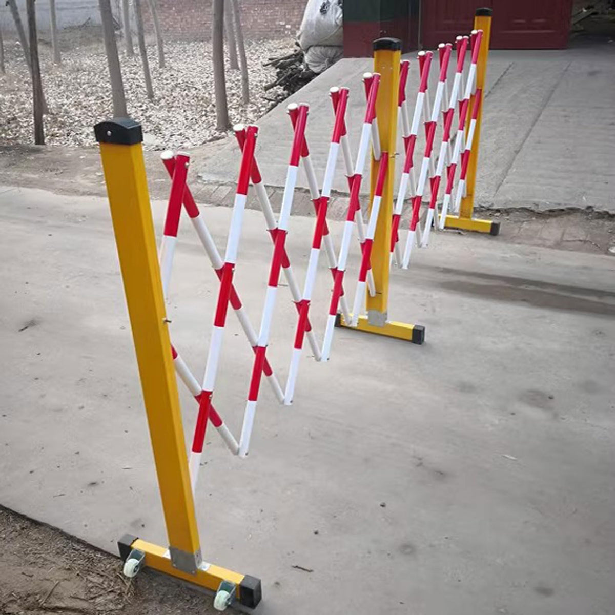 Portable Expandable Metal Barricade with Wheels: Adjustable Retractable Safety Fence for Road Construction and Traffic Control Outdoor Dog Barrier (Yellow & Black)